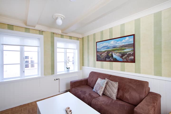 Perfect location!! 2 bdr apartment.