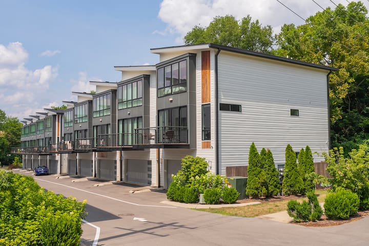 2 NEW homes! Sleeps 22! 5 minutes to Broadway & DT