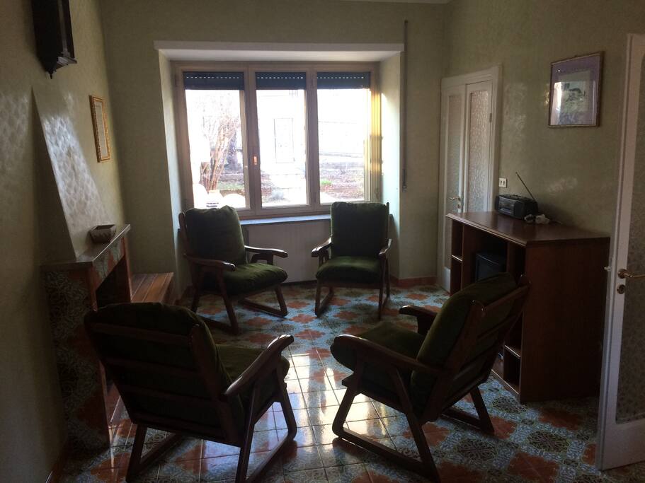 L'ampio salotto con caminetto ( living room with fireplace)