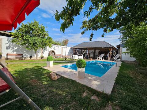 “Mendoza: House 8 people, pool,security.