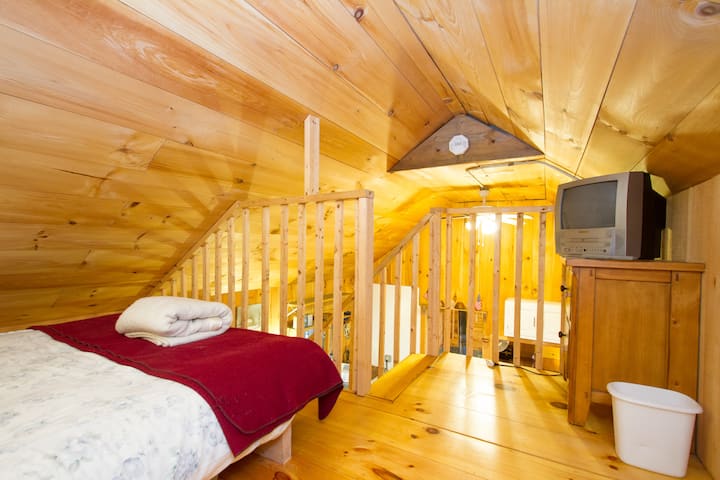 楼上阁楼，一张床