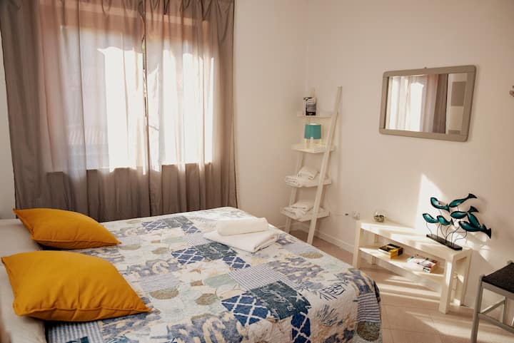 一间双人卧室，
可以加一张婴儿床