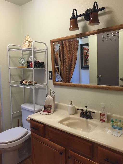 Full bathroom.
Towels and toiletries provided
