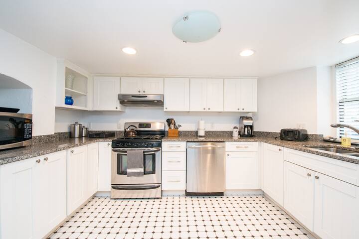 Central Downtown Newport House & Courtesy Parking gallery image 3