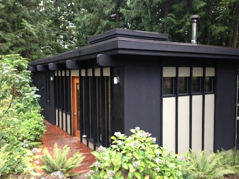 Chuckanut Forest Studio (near trails + hot tub)