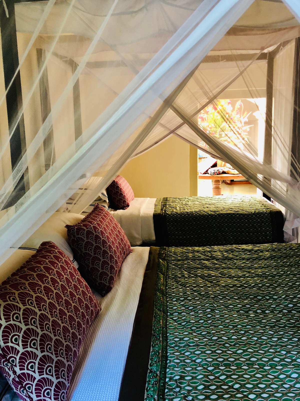 ห้องนอนที่สามมีเตียงคู่ควีนไซส์เตียงเดี่ยวและเตียงเดี่ยวอีกเตียงในห้องขนาดเล็กที่เชื่อมต่อกัน
