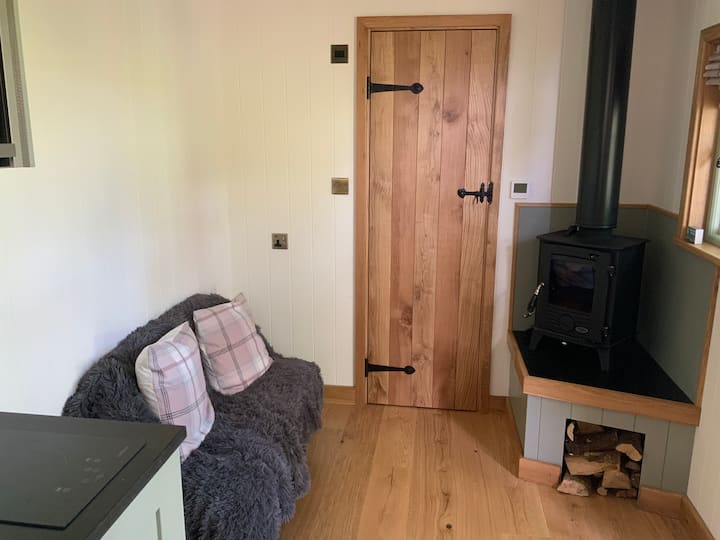 Jiko la kuni katika eneo la kupumzika (settee ndogo)