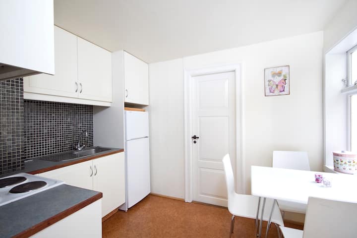Perfect location!! 2 bdr apartment.