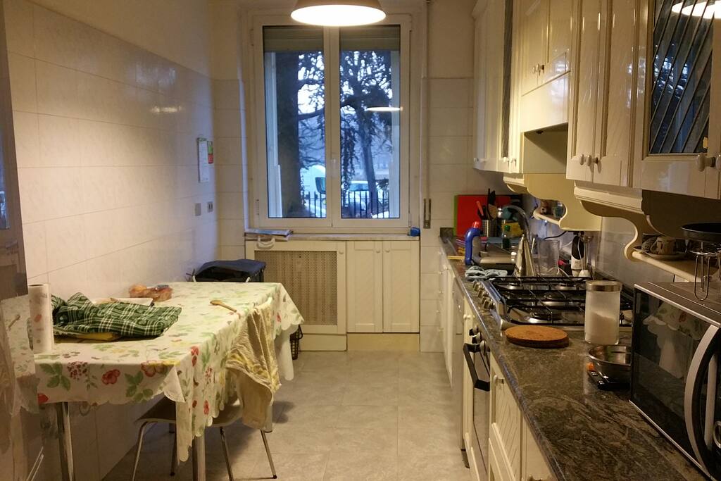 Cucina, completamente attrezzata. Spazio disponibile per colazione.