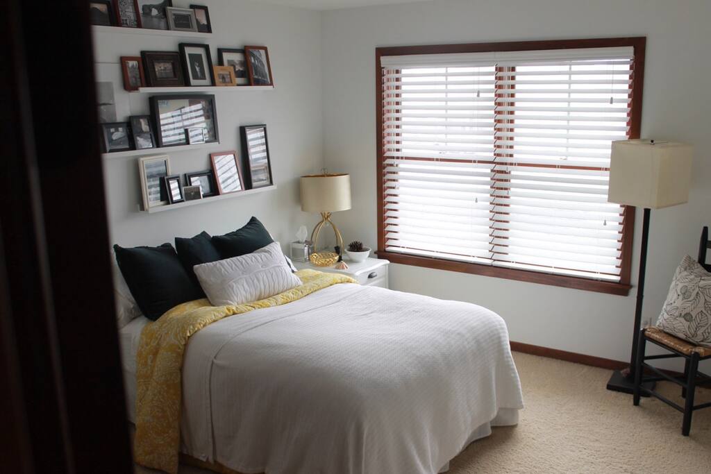 Queen Bed, walk-in closet