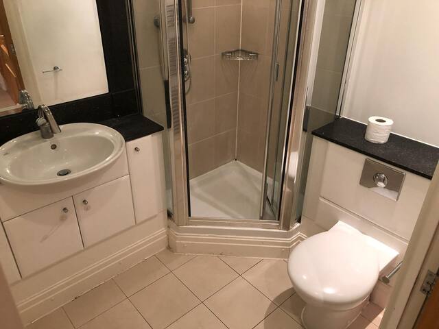 Modern 3-Bedroom Flat with Canal Views-Paddington gallery image 3