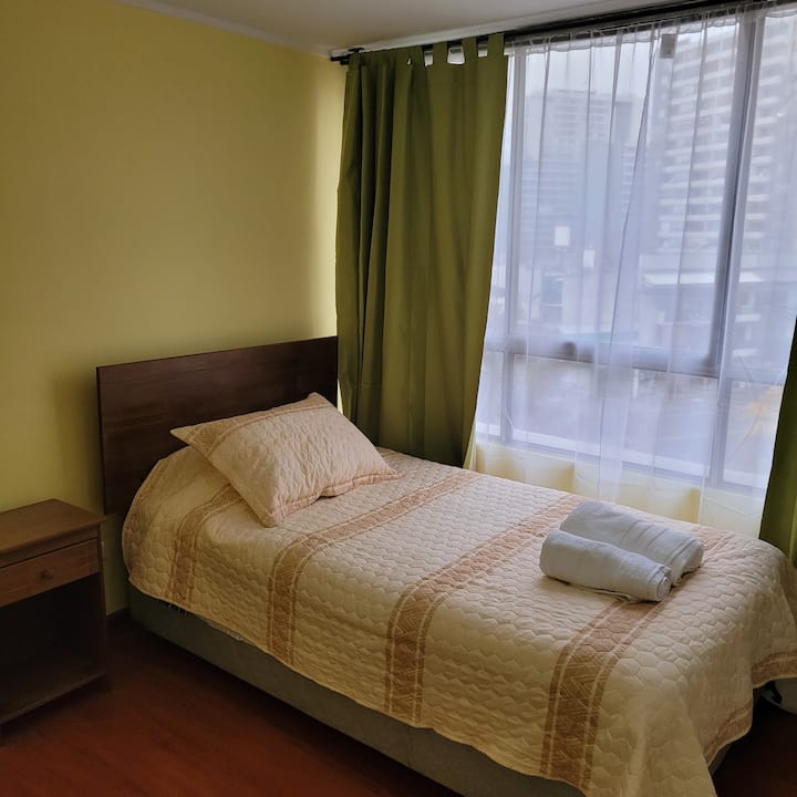 Dormitorio con cama de  1 /2 plaza, armario y velador.