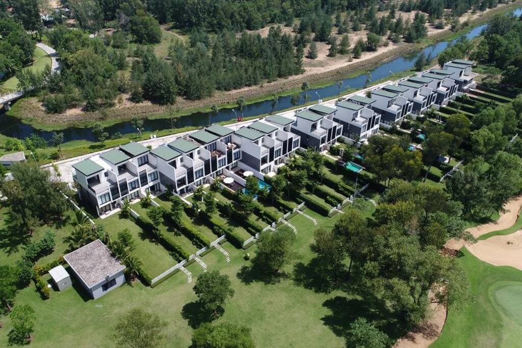 Private villa steps away from gold course and beach