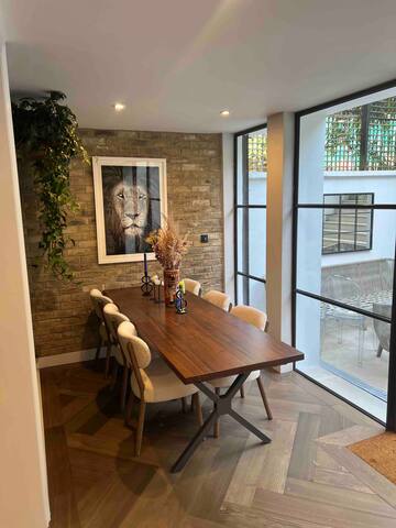 Large waterside home 15 mins from central London gallery image 2