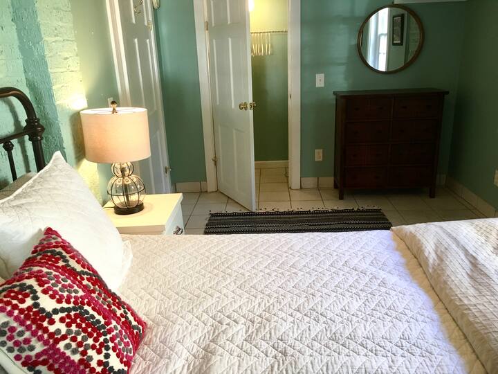 Spavaća soba u prizemlju s pogledom na ormar