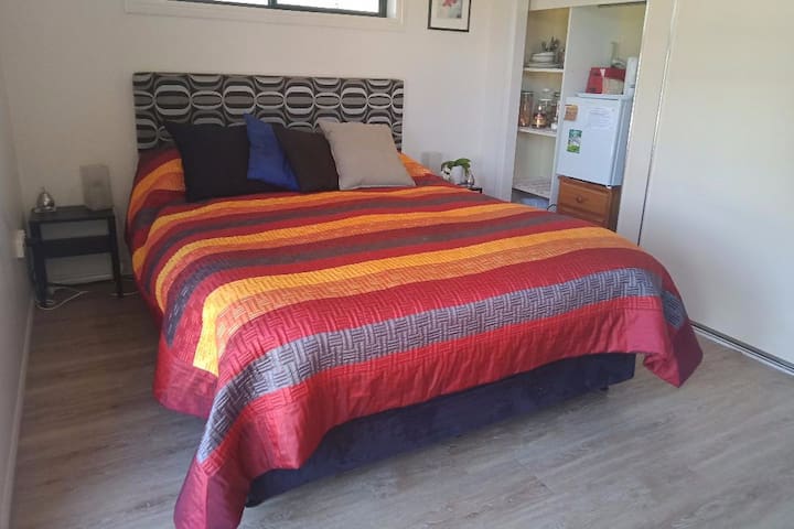 Comfy B&B Room. QueenBed, Own Bathroom & Amenities
