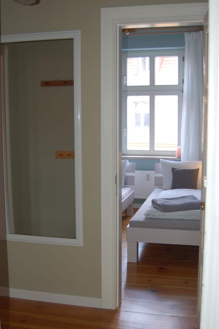 Мал ходник со гардероба и големо огледало