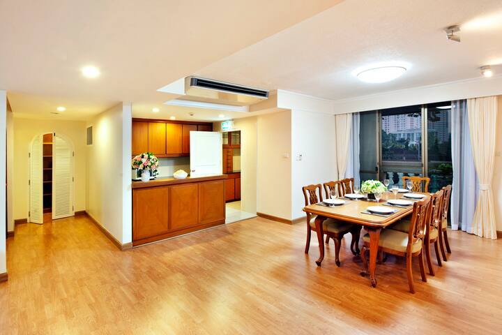 Luxury 3 Bedrooms Suite @BTS Phrompong gallery image 5