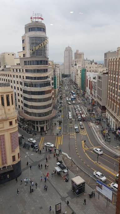 A muy pocos minutos caminando a la Gran Vía de Madrid.