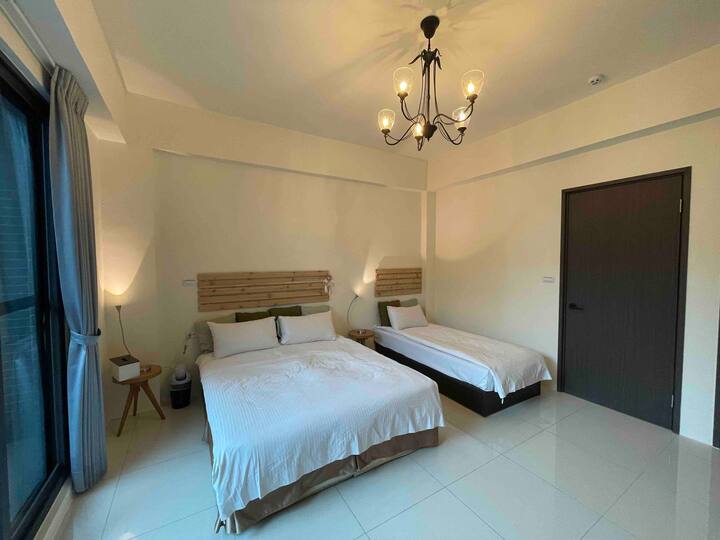 Trokrevetna soba je 3.360 juana po danu
Bračni krevet (širine 125-149 cm) + Standardni krevet za jednu osobu + kauč na
Moguće je dodati 2 osobe