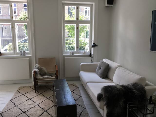 Modernised central townhouse, balcony and garden gallery image 2