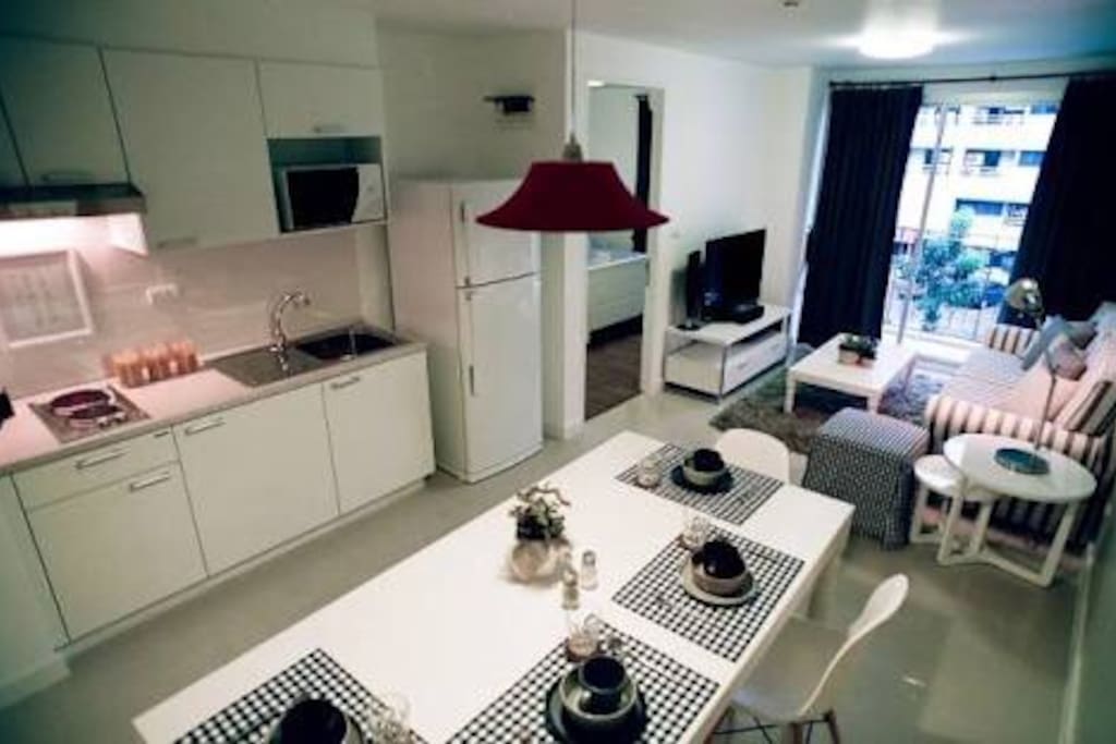 Electric burners, toaster, boiler, microwave, refrigerator, cable TV, WIFI and washing machine full set of dishes and kitchenware.