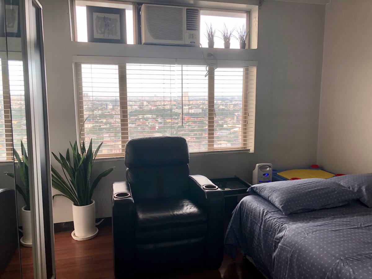 Spálňa 1 s veľkými oknami pri zálive 