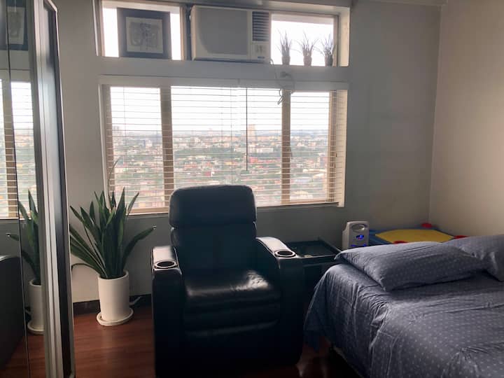 Spavaća soba 1 s velikim prozorima u zaljevu 