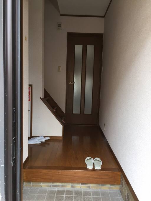102号室はシックな感じの内装