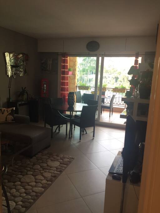 Salon / séjour spacieux permet l'accès facile au balcon.
