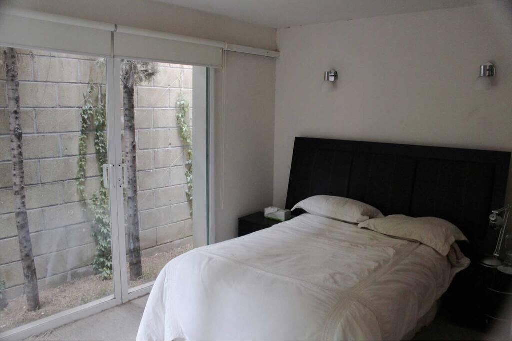 Cuarto principal con baño privado, bien iluminado y con cortinas para oscurecerlo por completo