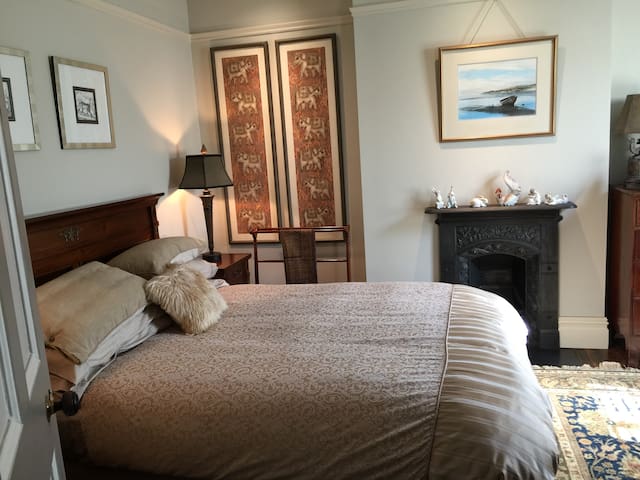 Lovely King bed room, parking, W. Wimbledon