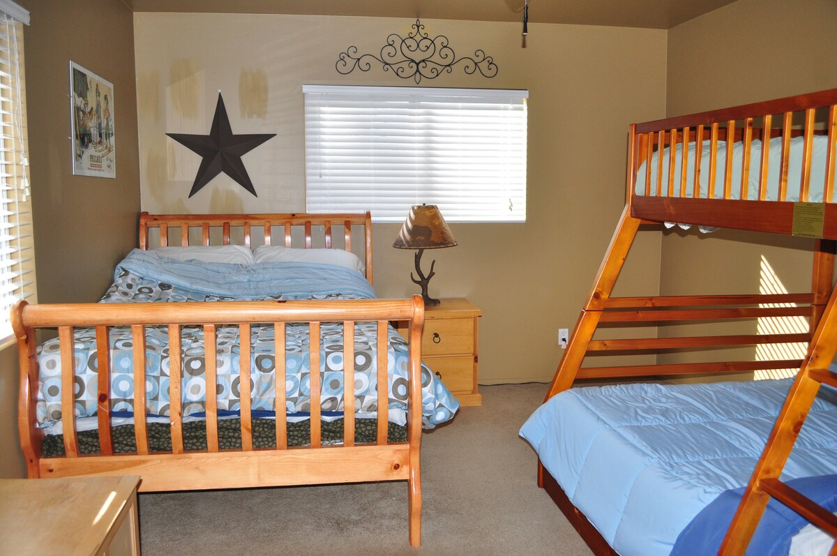 V 3. spálni je manželská posteľ a poschodová posteľ s manželskou posteľou.