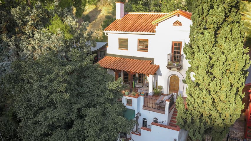 Casa Blanca- Spanish Paradise in the hills.