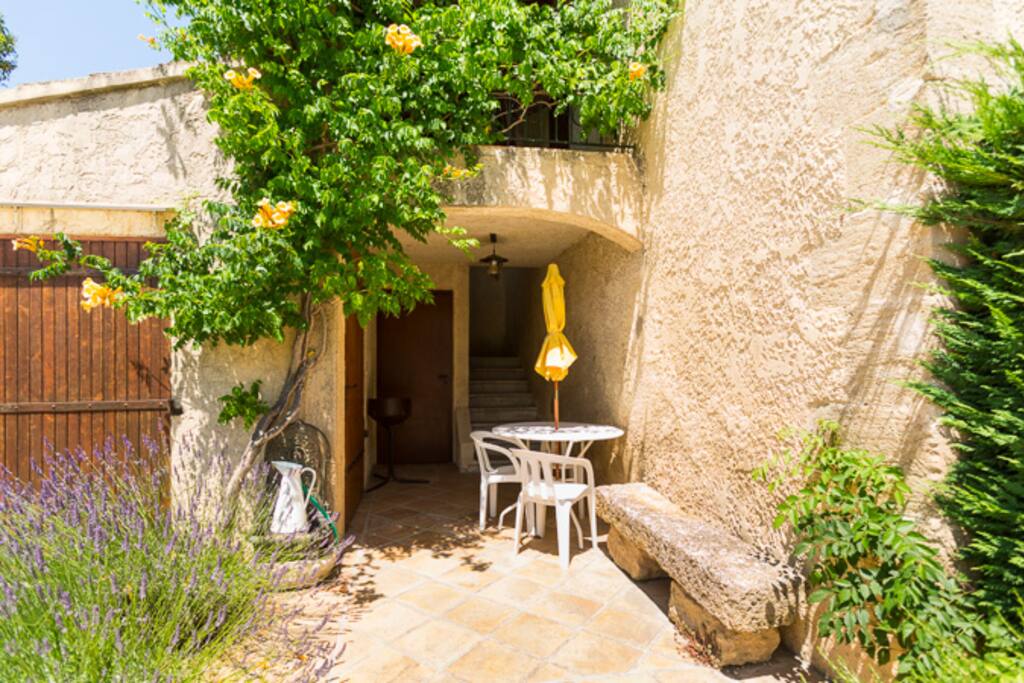Terrasse au rez de chaussée avec barbecue