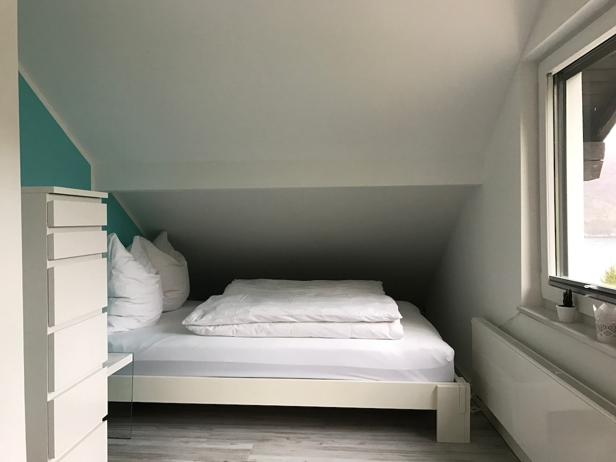 Tässä huoneessa on toinen yhden hengen vuode. 