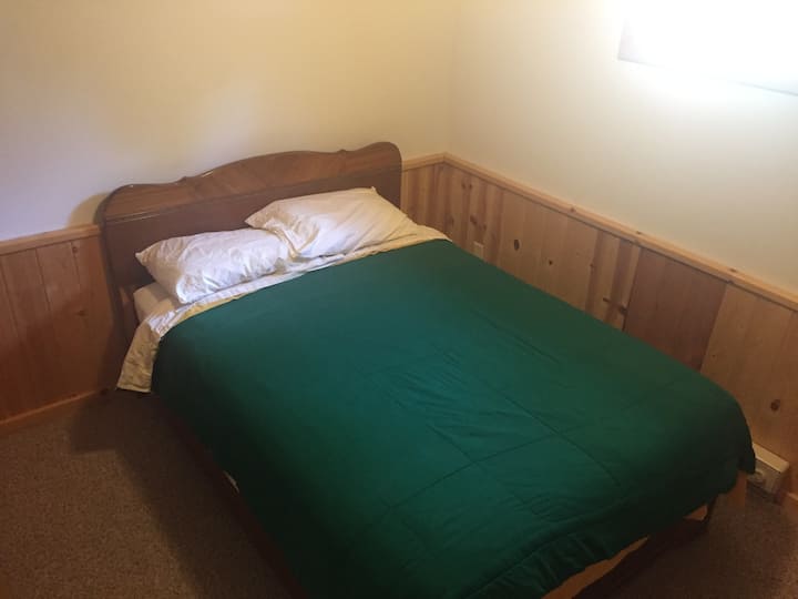 חדר שינה במפלס התחתון (מיטה זוגית)