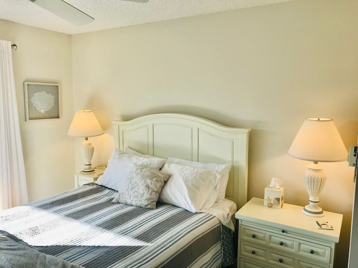 غرفة النوم 2 مع مرتبة كوين جديدة وغطاء علوي من الإسفنج الرغوي مقاس 3بوصة ، وطاولتين ليليتين ، وخزانة ملابس كبيرة ، وكرسيين ، ومروحة سقف ، وإمكانية الوصول إلى السطح السفلي الأمامي.  