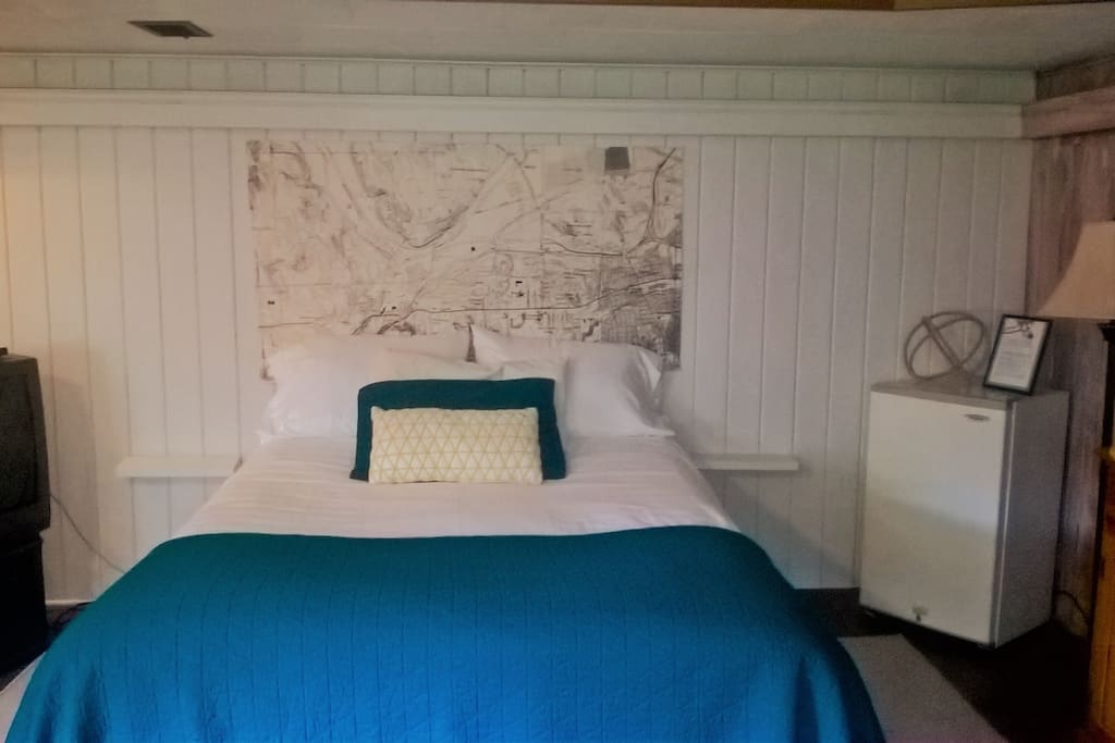 Queen size bed with down topper. Very comfortable. Audio sound proofing installed over bed.