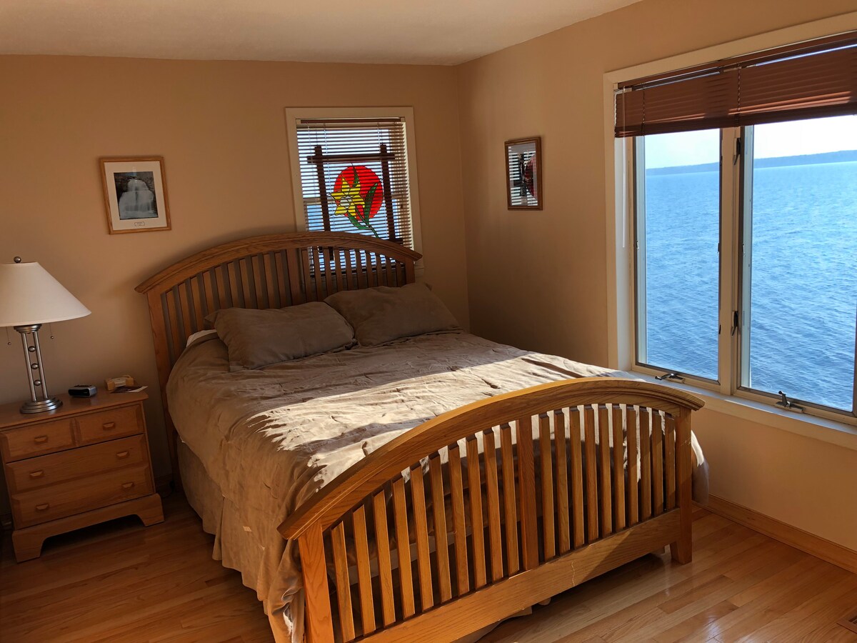 غرفة نوم على ضفاف البحيرة بإطلالة