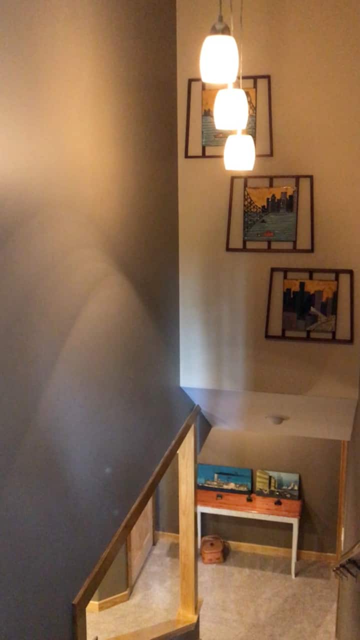 Escalera del sótano, conduce a la segunda sala de estar, el cuarto dormitorio y el baño completo.