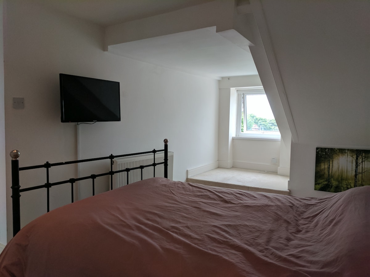 غرفة نوم مع تلفزيون