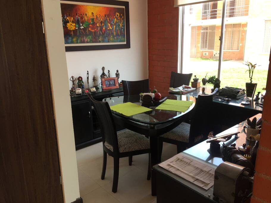 Comedor y escritorio para uso compartido