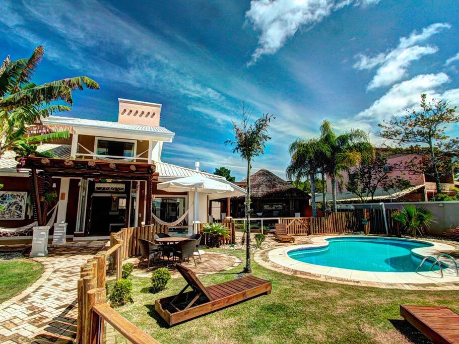 Área da piscina cercada e super agradável