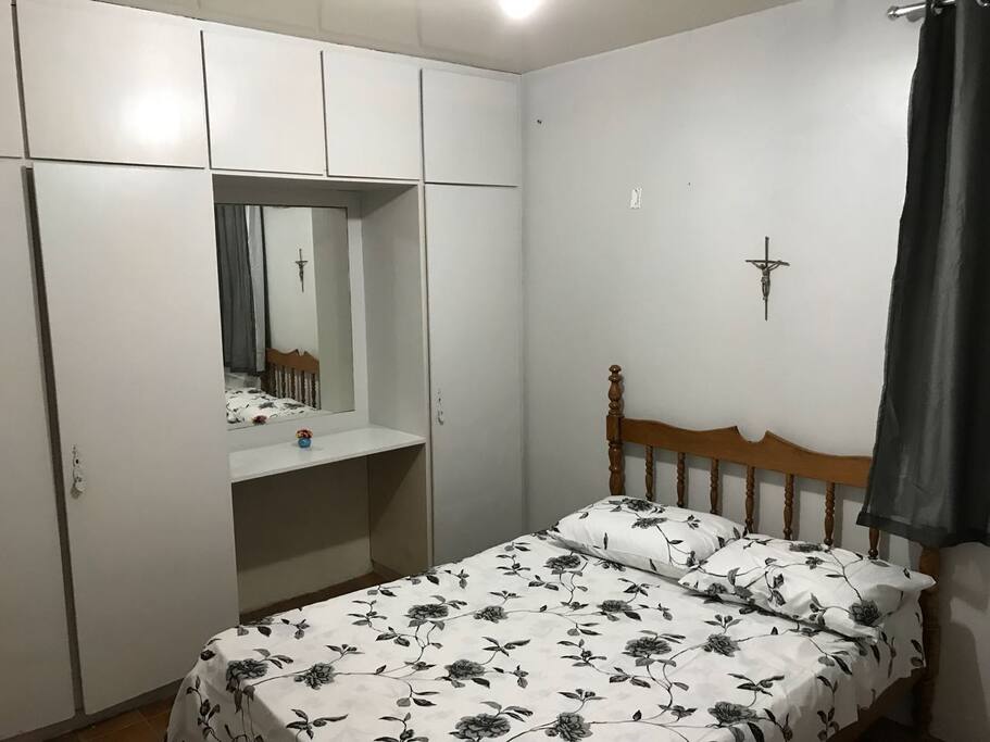 Quarto de casal amplo com guarda-roupas