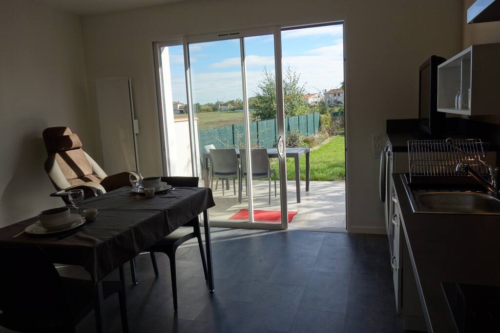 le côté salon et la terrasse