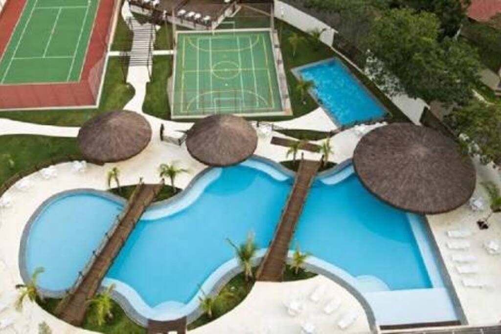 Piscina principal com bar molhado.