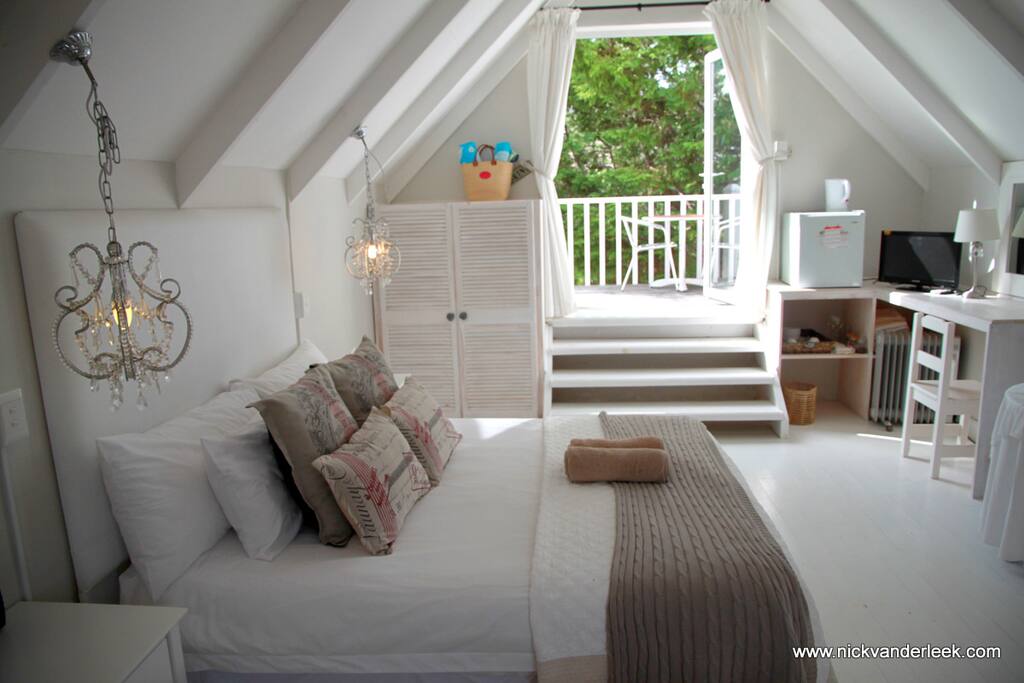 Whale tail room
