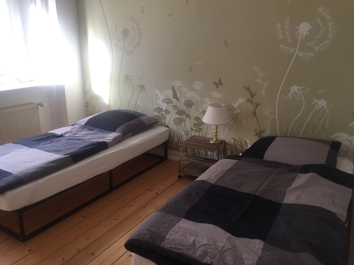 ห้องนอนพร้อมเตียงคู่ซึ่งสามารถเชื่อมต่อกันเป็นเตียงคู่ได้