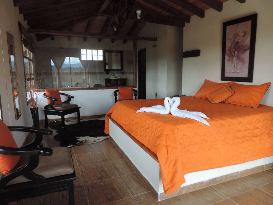 Habitación con Jacuzzi, ventanas para disfrutar de la vista